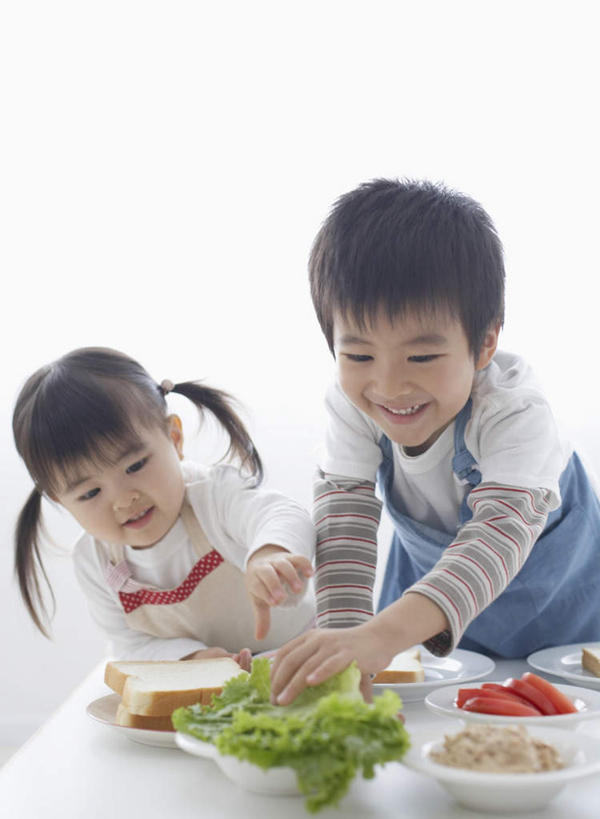 点心,面包,东方人,儿童,两个人,家庭,笑,微笑,露齿笑,竖图,室内,白天,正面,纯洁,餐桌,桌子,蔬菜,西红柿,餐具,亚洲,许多,握,服装,新鲜,碟子,盘,陶瓷,生菜,莴苣,食品,面点,陶瓷制品,很多,拿,拿着,注视,黄种人,食物,糕点,小孩,衣服,盘子,容器,碟,碗,观察,看,温暖,温馨,一家人,可爱,童年,童趣,握着,服饰,有机食品,绿色食品,餐台,观看,储藏,和睦,察看,衣着,储存,穿着,关注,童真,烂漫,无邪,春菜,鹅仔菜,莴仔菜,千金菜,叶用莴苣,衣饰,天真,男孩,男人,男性,女孩,女人,女性,亚洲人,番茄,半身,彩图,融洽,贮存,男生,女生