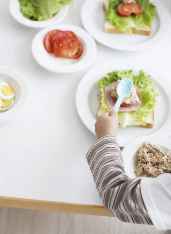 点心,面包,东方人,儿童,手,一个人,竖图,俯视,室内,特写,白天,纯洁,餐桌,桌子,蔬菜,西红柿,餐具,亚洲,仅一个男性,仅一个人,许多,握,服装,新鲜,碟子,盘,陶瓷,生菜,莴苣,食品,面点,陶瓷制品,很多,拿,拿着,黄种人,食物,糕点,小孩,衣服,盘子,容器,碟,碗,仅一个小孩,手部,可爱,童年,童趣,握着,服饰,有机食品,绿色食品,餐台,储藏,单手,衣着,储存,穿着,童真,烂漫,无邪,春菜,鹅仔菜,莴仔菜,千金菜,叶用莴苣,衣饰,天真,男孩,男人,男性,亚洲人,孩子,番茄,半身,彩图,高角度拍摄,贮存,男生