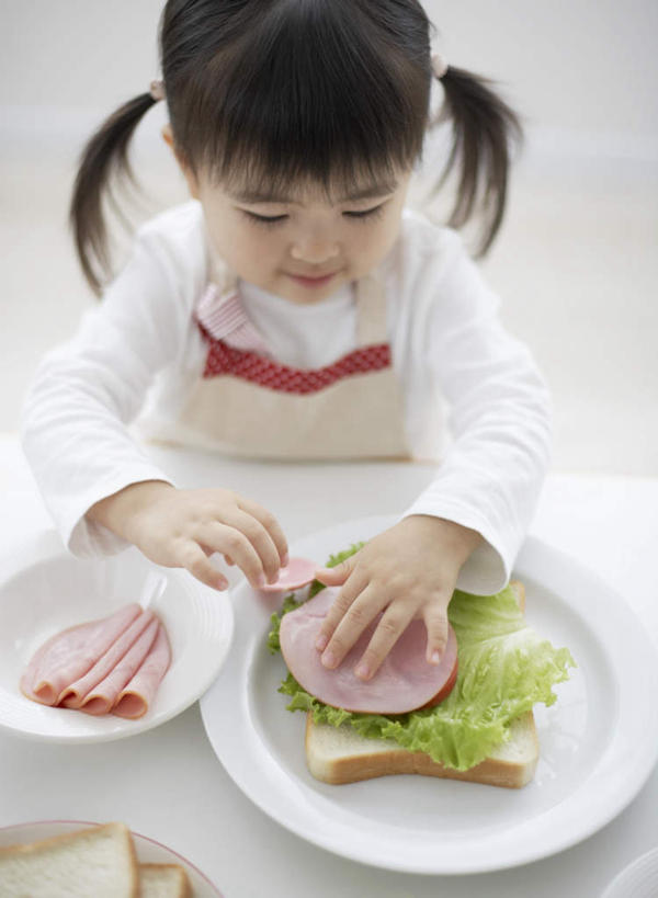 点心,面包,东方人,儿童,一个人,坐,笑,微笑,竖图,俯视,室内,白天,纯洁,餐桌,桌子,蔬菜,餐具,亚洲,仅一个女性,仅一个人,握,服装,新鲜,碟子,盘,生菜,莴苣,肉,食品,面点,拿,拿着,注视,黄种人,培根,猪肉,肉类,食物,糕点,小孩,衣服,盘子,碟,观察,看,仅一个小孩,可爱,童年,童趣,握着,服饰,有机食品,绿色食品,餐台,观看,察看,衣着,穿着,关注,肉食,童真,烂漫,无邪,豚肉,春菜,鹅仔菜,莴仔菜,千金菜,叶用莴苣,衣饰,天真,女孩,女人,女性,亚洲人,孩子,坐着,半身,彩图,高角度拍摄,烟肉,腌熏,女生