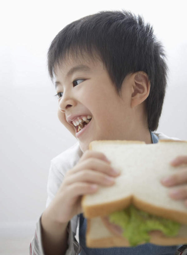 点心,面包,东方人,儿童,一个人,笑,微笑,露齿笑,竖图,室内,白天,正面,烹饪,西餐,纯洁,蔬菜,亚洲,仅一个男性,仅一个人,握,服装,新鲜,围裙,生菜,莴苣,三明治,料理,食品,面点,拿,拿着,扭头,注视,黄种人,菜肴,美食,食物,糕点,一个,小孩,衣服,快餐,观察,看,转头,仅一个小孩,可爱,童年,童趣,西式,握着,服饰,佳肴,有机食品,绿色食品,单个,观看,察看,衣着,穿着,关注,童真,西式快餐,烂漫,无邪,三文治,春菜,鹅仔菜,莴仔菜,千金菜,叶用莴苣,衣饰,天真,男孩,男人,男性,亚洲人,孩子,半身,彩图,男生