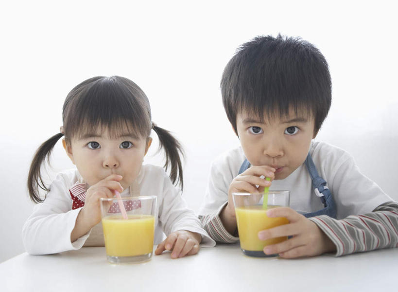 果汁,东方人,儿童,两个人,家庭,坐,横图,室内,白天,正面,纯洁,餐桌,桌子,柑橘,杯子,亚洲,喝,握,服装,塑料,橙汁,饮品,两杯,拿,拿着,注视,黄种人,玻璃制品,饮料,小孩,衣服,水杯,塑料制品,吸管,观察,看,温暖,温馨,一家人,可爱,童年,童趣,握着,服饰,餐台,观看,和睦,察看,空心,衣着,穿着,关注,可口,童真,烂漫,无邪,饮管,衣饰,适口,天真,男孩,男人,男性,女孩,女人,女性,亚洲人,玻璃杯,橘子,桔子,橙子,橙,坐着,半身,彩图,融洽,男生,女生,圆柱状
