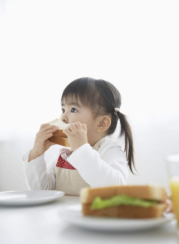 点心,面包,东方人,儿童,一个人,坐,吃,竖图,室内,白天,正面,烹饪,西餐,纯洁,餐桌,桌子,蔬菜,餐具,亚洲,仅一个女性,仅一个人,握,服装,新鲜,碟子,盘,生菜,莴苣,三明治,料理,食品,面点,拿,拿着,注视,黄种人,菜肴,美食,食物,糕点,小孩,衣服,盘子,碟,快餐,观察,看,仅一个小孩,可爱,童年,童趣,西式,握着,服饰,佳肴,有机食品,绿色食品,餐台,观看,察看,衣着,穿着,关注,童真,西式快餐,烂漫,无邪,三文治,春菜,鹅仔菜,莴仔菜,千金菜,叶用莴苣,衣饰,天真,女孩,女人,女性,亚洲人,孩子,嚼,食,坐着,半身,彩图,女生