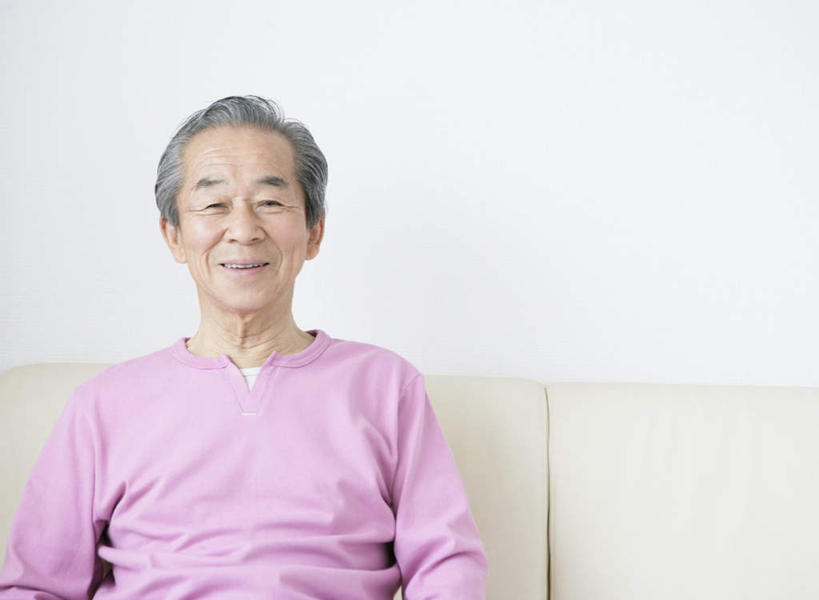 东方人,一个人,客厅,坐,笑,微笑,横图,室内,白天,正面,沙发,亚洲,仅一个男性,仅一个人,服装,墙,注视,休闲装,黄种人,墙壁,墙面,衣服,粉色,观察,看,仅一个老年男性,休闲,休闲服,服饰,观看,察看,起居室,关注,布艺沙发,客堂,老年男性,男人,男性,亚洲人,坐着,半身,彩图