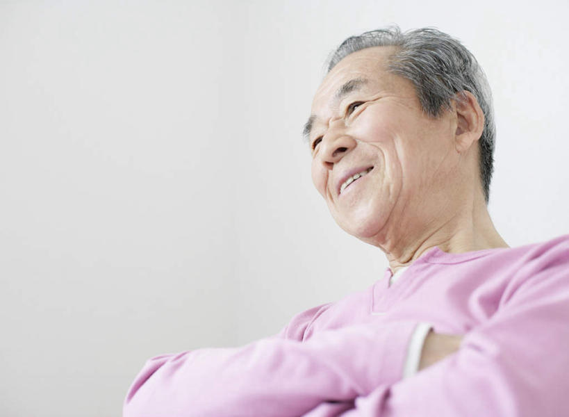 东方人,一个人,坐,笑,双手交叉,微笑,露齿笑,横图,室内,白天,仰视,亚洲,仅一个男性,仅一个人,服装,墙,注视,休闲装,黄种人,墙壁,墙面,衣服,粉色,观察,看,仅一个老年男性,休闲,休闲服,服饰,观看,察看,双手抱胸,关注,老年男性,男人,男性,亚洲人,坐着,半身,彩图,低角度拍摄