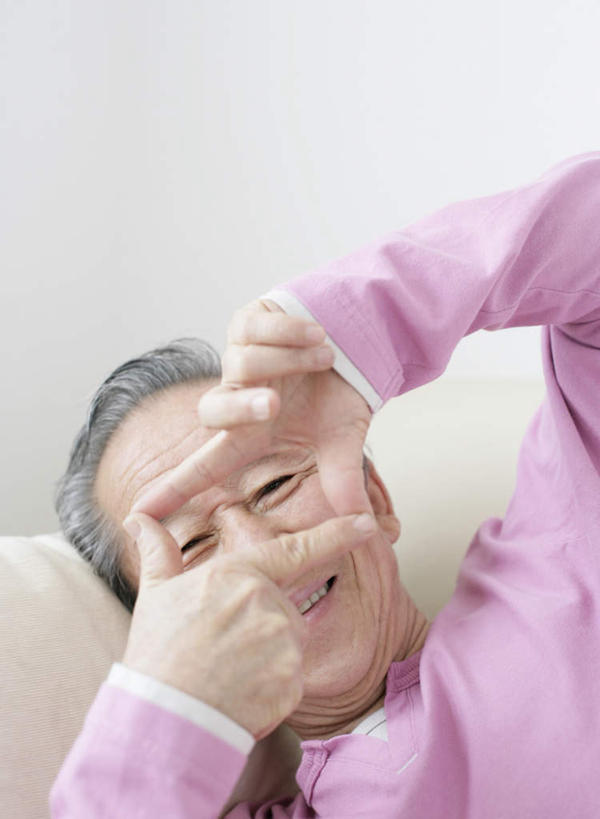 东方人,一个人,客厅,坐,笑,微笑,露齿笑,竖图,室内,白天,正面,沙发,亚洲,仅一个男性,仅一个人,服装,墙,注视,休闲装,黄种人,墙壁,墙面,拍照,衣服,粉色,观察,看,手势,仅一个老年男性,休闲,休闲服,摄影,服饰,观看,察看,起居室,食指,关注,布艺沙发,客堂,老年男性,男人,男性,亚洲人,大拇指,坐着,半身,彩图,照相