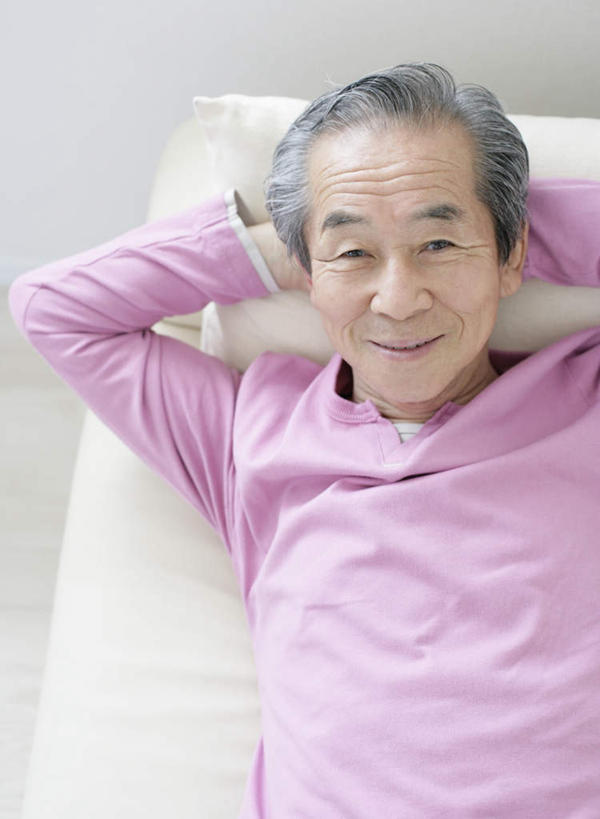 东方人,一个人,客厅,躺,笑,微笑,露齿笑,竖图,俯视,室内,白天,沙发,亚洲,仅一个男性,仅一个人,抱头,服装,注视,休闲装,黄种人,衣服,粉色,观察,看,仅一个老年男性,休闲,休闲服,服饰,观看,察看,起居室,关注,布艺沙发,捧首,捧头,客堂,卧着,老年男性,男人,男性,亚洲人,躺着,卧,半身,彩图,高角度拍摄