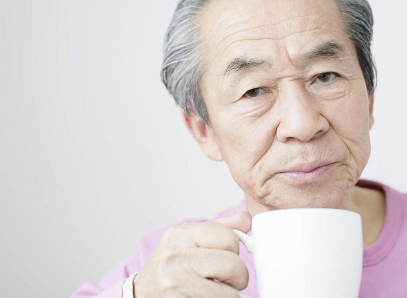 东方人,脸,头,脸颊,手,一个人,横图,室内,特写,白天,正面,杯子,亚洲,仅一个男性,仅一个人,握,服装,瓷器,咖啡杯,陶瓷制品,拿,拿着,注视,休闲装,黄种人,肩膀,一个,衣服,粉色,观察,看,仅一个老年男性,休闲,手部,休闲服,握着,服饰,单个,观看,单手,察看,关注,瓷杯,老年男性,男人,男性,亚洲人,头部,脸部,脸蛋,面部,半身,彩图