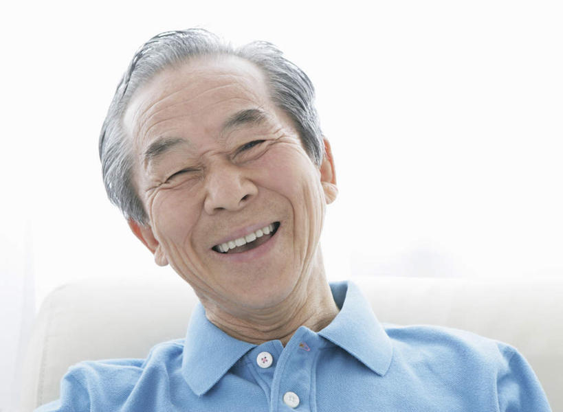 东方人,脸,头,脸颊,一个人,客厅,坐,笑,微笑,露齿笑,横图,室内,特写,白天,正面,沙发,亚洲,仅一个男性,仅一个人,服装,注视,休闲装,黄种人,肩膀,衣服,蓝色,观察,看,仅一个老年男性,休闲,休闲服,服饰,观看,察看,起居室,关注,布艺沙发,客堂,老年男性,男人,男性,亚洲人,头部,脸部,脸蛋,面部,坐着,半身,彩图