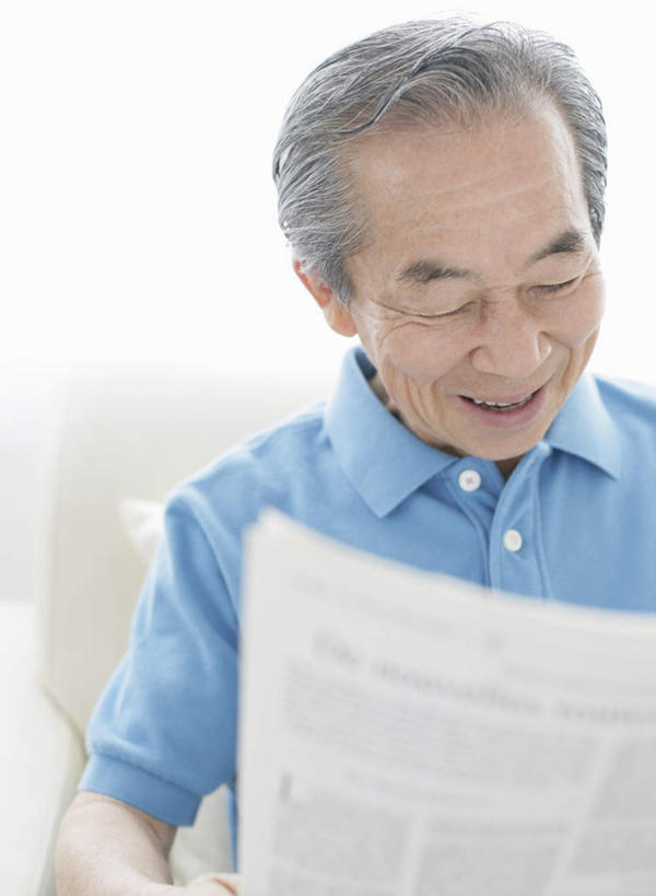 东方人,一个人,客厅,坐,笑,微笑,露齿笑,竖图,俯视,室内,白天,阅读,沙发,报纸,亚洲,仅一个男性,仅一个人,握,学习,服装,拿,拿着,注视,休闲装,黄种人,衣服,蓝色,观察,看,仅一个老年男性,休闲,休闲服,浏览,握着,服饰,观看,察看,起居室,关注,布艺沙发,客堂,老年男性,男人,男性,亚洲人,坐着,半身,彩图,高角度拍摄