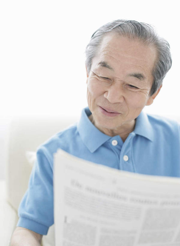 东方人,一个人,客厅,坐,笑,微笑,竖图,室内,白天,正面,阅读,沙发,报纸,亚洲,仅一个男性,仅一个人,握,学习,服装,拿,拿着,注视,休闲装,黄种人,衣服,蓝色,观察,看,仅一个老年男性,休闲,休闲服,浏览,握着,服饰,观看,察看,起居室,关注,布艺沙发,客堂,老年男性,男人,男性,亚洲人,坐着,半身,彩图