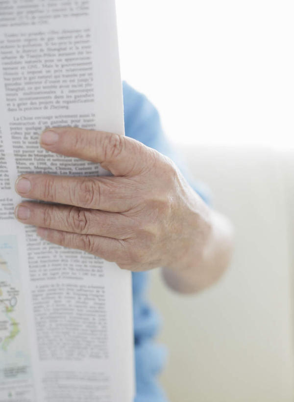 东方人,手,一个人,客厅,竖图,室内,特写,白天,正面,阅读,沙发,报纸,亚洲,仅一个男性,仅一个人,握,学习,服装,朦胧,模糊,拿,拿着,休闲装,黄种人,衣服,蓝色,看,仅一个老年男性,休闲,手部,休闲服,浏览,握着,服饰,单手,起居室,布艺沙发,客堂,老年男性,男人,男性,亚洲人,半身,彩图