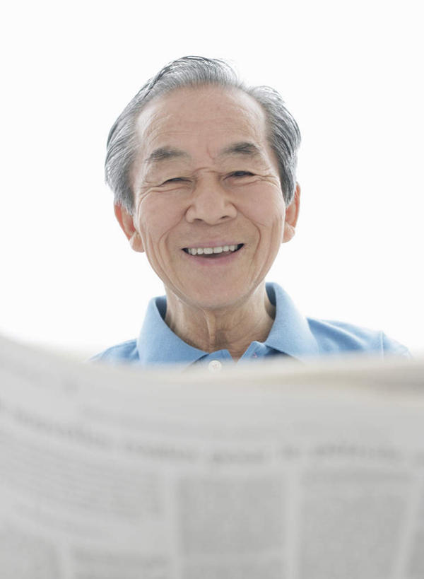 东方人,一个人,客厅,坐,笑,微笑,竖图,室内,白天,正面,阅读,沙发,报纸,亚洲,仅一个男性,仅一个人,握,学习,服装,拿,拿着,注视,休闲装,黄种人,衣服,蓝色,观察,看,仅一个老年男性,休闲,休闲服,浏览,握着,服饰,观看,察看,起居室,关注,布艺沙发,客堂,老年男性,男人,男性,亚洲人,坐着,半身,彩图