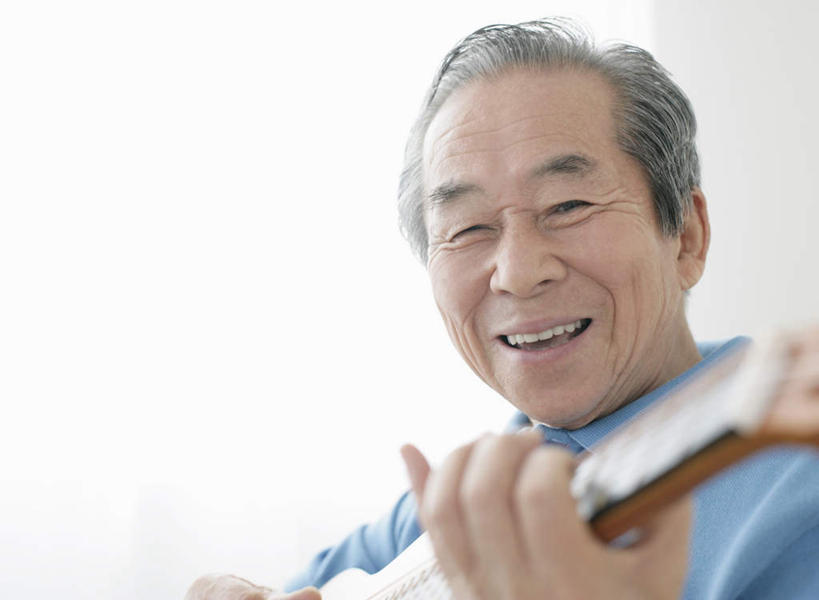 东方人,一个人,坐,笑,微笑,露齿笑,横图,室内,特写,白天,正面,亚洲,仅一个男性,仅一个人,一把,握,服装,朦胧,模糊,吉他,乐器,弦乐器,弹奏,拿,拿着,注视,休闲装,黄种人,衣服,蓝色,观察,看,仅一个老年男性,休闲,休闲服,握着,服饰,观看,察看,关注,弹拨弦鸣乐器,老年男性,男人,男性,亚洲人,坐着,半身,彩图,弹拨弦乐器