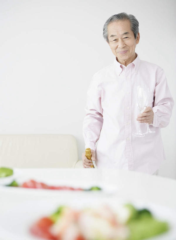 葡萄酒,东方人,一个人,站,笑,微笑,竖图,室内,白天,正面,奢侈,快乐,餐桌,桌子,蔬菜,杯子,餐具,亚洲,仅一个男性,仅一个人,握,服装,朦胧,模糊,新鲜,碟子,高脚杯,盘,食品,浪漫,拿,拿着,注视,休闲装,黄种人,玻璃制品,酒,食物,饮料,衣服,粉色,盘子,酒杯,碟,香槟,观察,看,站着,仅一个老年男性,休闲,休闲服,诱惑,握着,服饰,有机食品,绿色食品,餐台,观看,察看,关注,香槟杯,气泡酒,起泡酒,汽酒,老年男性,男人,男性,亚洲人,玻璃杯,站立,半身,彩图,高兴,欢笑