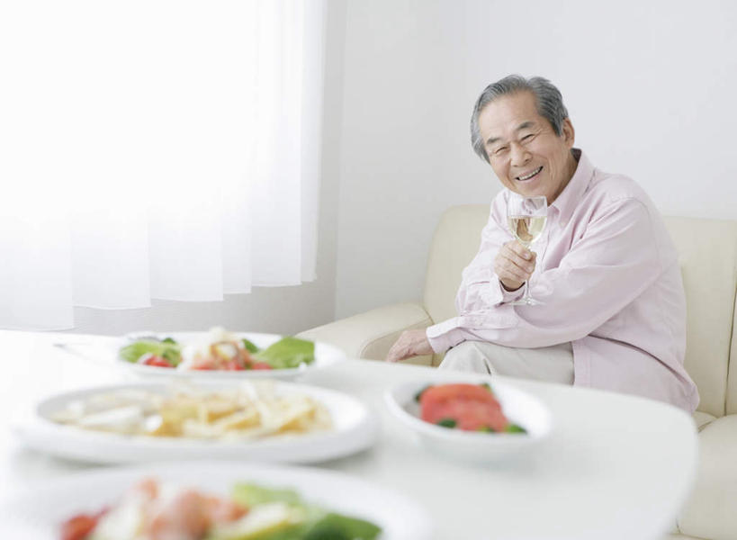 葡萄酒,东方人,一个人,客厅,坐,笑,微笑,露齿笑,横图,室内,白天,正面,奢侈,快乐,窗帘,沙发,蔬菜,杯子,餐具,亚洲,仅一个男性,仅一个人,握,服装,新鲜,装饰,碟子,高脚杯,盘,墙,食品,一杯,浪漫,拿,拿着,注视,休闲装,黄种人,墙壁,墙面,玻璃制品,酒,食物,饮料,衣服,粉色,帘子,盘子,酒杯,碟,香槟,观察,看,仅一个老年男性,休闲,休闲服,遮阳,诱惑,握着,服饰,有机食品,绿色食品,观看,华丽,修饰,点缀,察看,起居室,关注,布艺沙发,香槟杯,衬托,美观,雅致,雅观,气泡酒,起泡酒,汽酒,客堂,老年男性,男人,男性,亚洲人,玻璃杯,坐着,半身,彩图,高兴,欢笑