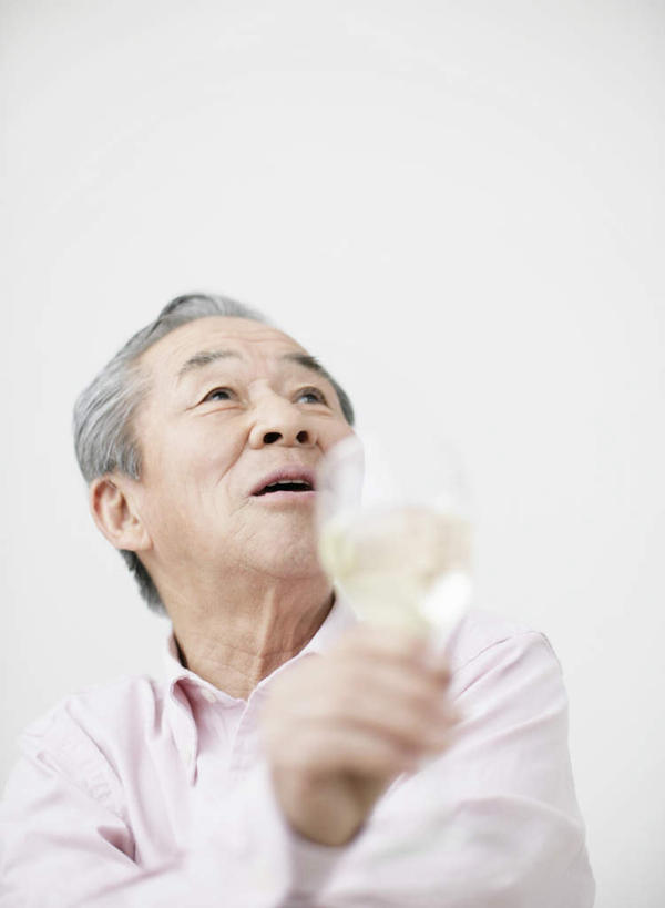 葡萄酒,东方人,一个人,坐,笑,微笑,露齿笑,竖图,室内,白天,仰视,奢侈,快乐,杯子,亚洲,仅一个男性,仅一个人,握,服装,高脚杯,一杯,浪漫,拿,拿着,注视,休闲装,黄种人,玻璃制品,酒,饮料,衣服,粉色,酒杯,香槟,观察,看,仅一个老年男性,休闲,休闲服,诱惑,握着,服饰,观看,察看,关注,香槟杯,气泡酒,起泡酒,汽酒,老年男性,男人,男性,亚洲人,玻璃杯,抬头,仰头,坐着,半身,彩图,低角度拍摄,高兴,欢笑