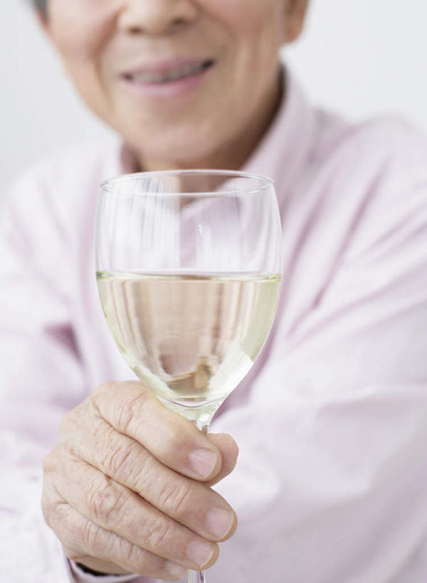 葡萄酒,东方人,手,一个人,笑,微笑,露齿笑,竖图,室内,特写,白天,正面,奢侈,快乐,杯子,亚洲,仅一个男性,仅一个人,握,服装,高脚杯,一杯,浪漫,拿,拿着,休闲装,黄种人,玻璃制品,酒,饮料,衣服,粉色,酒杯,香槟,仅一个老年男性,休闲,手部,休闲服,诱惑,握着,服饰,单手,香槟杯,气泡酒,起泡酒,汽酒,老年男性,男人,男性,亚洲人,玻璃杯,半身,彩图,高兴,欢笑