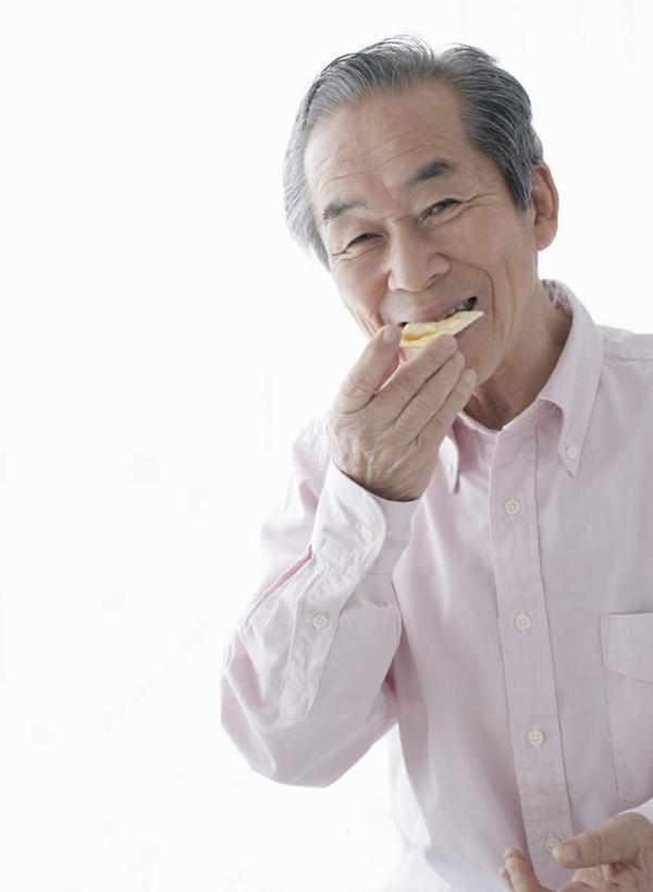 点心,东方人,一个人,站,笑,吃,微笑,露齿笑,竖图,室内,白天,白色背景,正面,亚洲,仅一个男性,仅一个人,握,服装,食品,拿,拿着,注视,休闲装,黄种人,薯片,食物,衣服,粉色,零食,观察,看,站着,仅一个老年男性,休闲,休闲服,握着,服饰,观看,察看,关注,垃圾食品,老年男性,男人,男性,亚洲人,嚼,食,站立,半身,彩图