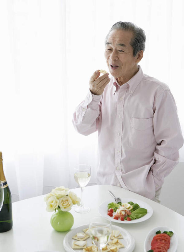 葡萄酒,东方人,一个人,站,笑,微笑,竖图,室内,白天,正面,奢侈,快乐,餐桌,桌子,蔬菜,杯子,餐具,亚洲,仅一个男性,仅一个人,握,服装,朦胧,模糊,新鲜,碟子,高脚杯,盘,食品,浪漫,拿,拿着,注视,休闲装,黄种人,玻璃制品,酒,食物,饮料,衣服,粉色,盘子,酒杯,碟,香槟,观察,看,站着,仅一个老年男性,休闲,休闲服,诱惑,握着,服饰,有机食品,绿色食品,餐台,观看,察看,关注,手插袋,单手插袋,香槟杯,单手抄兜,单手放兜,气泡酒,起泡酒,汽酒,老年男性,男人,男性,亚洲人,玻璃杯,插兜,手插兜,手放口袋,站立,半身,彩图,高兴,欢笑,手抄兜