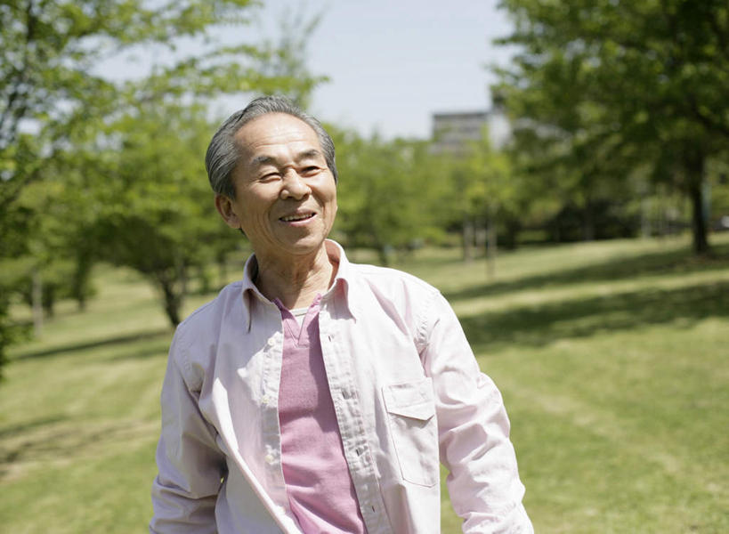 东方人,一个人,走,笑,微笑,横图,室外,白天,正面,草地,草坪,植物,亚洲,仅一个男性,仅一个人,阴影,服装,朦胧,模糊,光线,影子,注视,休闲装,黄种人,草,树,树木,衣服,粉色,蓝色,绿色,蓝天,天空,阳光,自然,天,观察,看,仅一个老年男性,休闲,休闲服,服饰,生长,晴朗,成长,观看,察看,关注,万里无云,老年男性,男人,男性,亚洲人,晴空,晴空万里,步行,散步,走路,半身,彩图