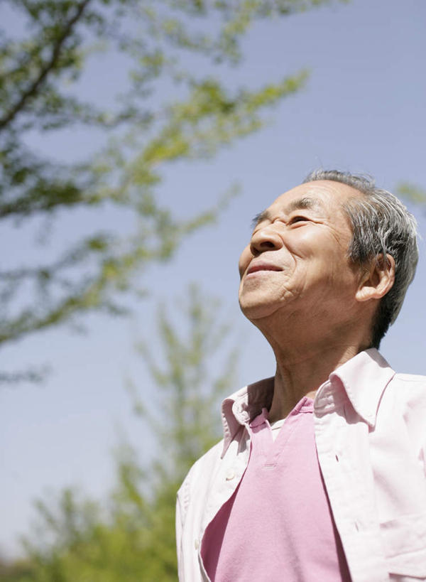 东方人,一个人,站,笑,微笑,竖图,室外,白天,仰视,植物,亚洲,仅一个男性,仅一个人,阴影,服装,朦胧,模糊,光线,影子,注视,休闲装,黄种人,树,树木,衣服,粉色,蓝色,绿色,蓝天,天空,阳光,自然,天,观察,看,站着,仅一个老年男性,休闲,休闲服,服饰,生长,晴朗,成长,观看,察看,关注,万里无云,老年男性,男人,男性,亚洲人,晴空,晴空万里,抬头,仰头,站立,半身,彩图,低角度拍摄