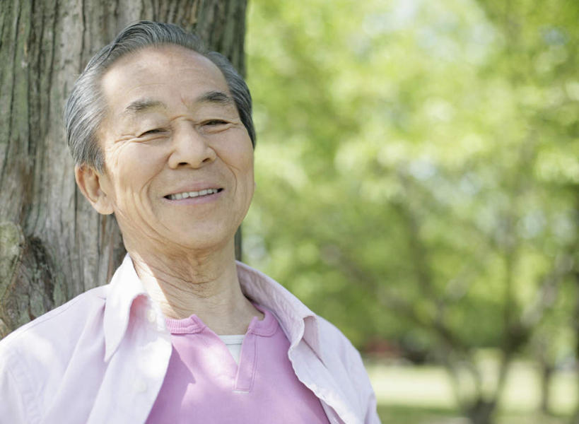 东方人,脸,头,脸颊,一个人,站,笑,微笑,露齿笑,横图,室外,特写,白天,正面,植物,亚洲,仅一个男性,仅一个人,服装,朦胧,模糊,树桩,注视,休闲装,黄种人,肩膀,树,树干,树木,衣服,粉色,绿色,自然,观察,看,靠,靠着,倚靠,站着,仅一个老年男性,休闲,休闲服,木桩,服饰,生长,成长,观看,察看,倚着,关注,老年男性,男人,男性,亚洲人,头部,脸部,脸蛋,面部,站立,半身,彩图