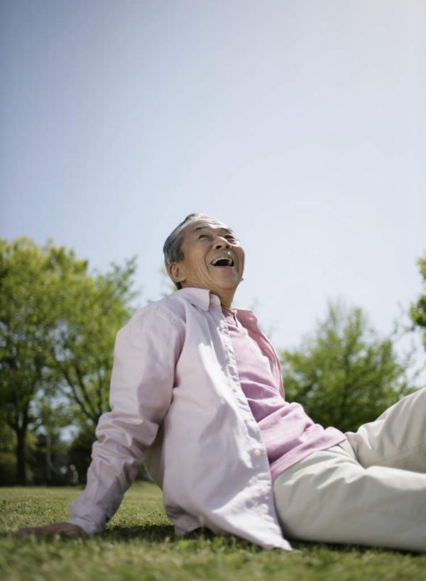 东方人,一个人,坐,笑,微笑,露齿笑,竖图,室外,白天,仰视,草地,草坪,植物,亚洲,仅一个男性,仅一个人,撑,阴影,服装,光线,影子,注视,休闲装,黄种人,草,树,树木,衣服,粉色,蓝色,绿色,蓝天,天空,阳光,自然,天,观察,看,仅一个老年男性,休闲,休闲服,服饰,生长,晴朗,成长,观看,察看,撑着,关注,万里无云,老年男性,男人,男性,亚洲人,晴空,晴空万里,坐着,半身,彩图,低角度拍摄