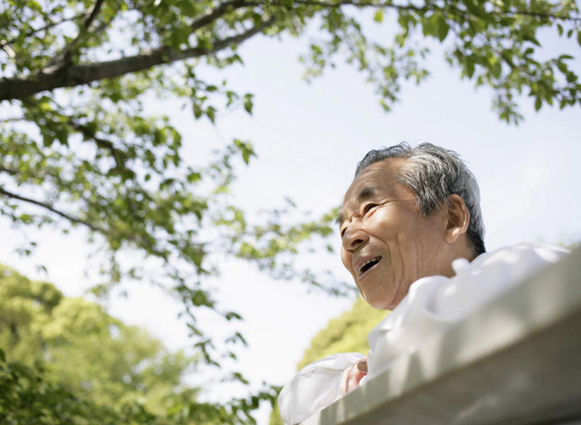 东方人,一个人,笑,微笑,露齿笑,横图,室外,白天,仰视,植物,亚洲,仅一个男性,仅一个人,阴影,服装,光线,影子,注视,休闲装,黄种人,树,树木,衣服,蓝色,绿色,白色,蓝天,天空,阳光,自然,天,观察,看,趴着,仅一个老年男性,休闲,休闲服,服饰,生长,晴朗,成长,观看,察看,关注,万里无云,老年男性,男人,男性,亚洲人,晴空,晴空万里,趴,半身,彩图,低角度拍摄