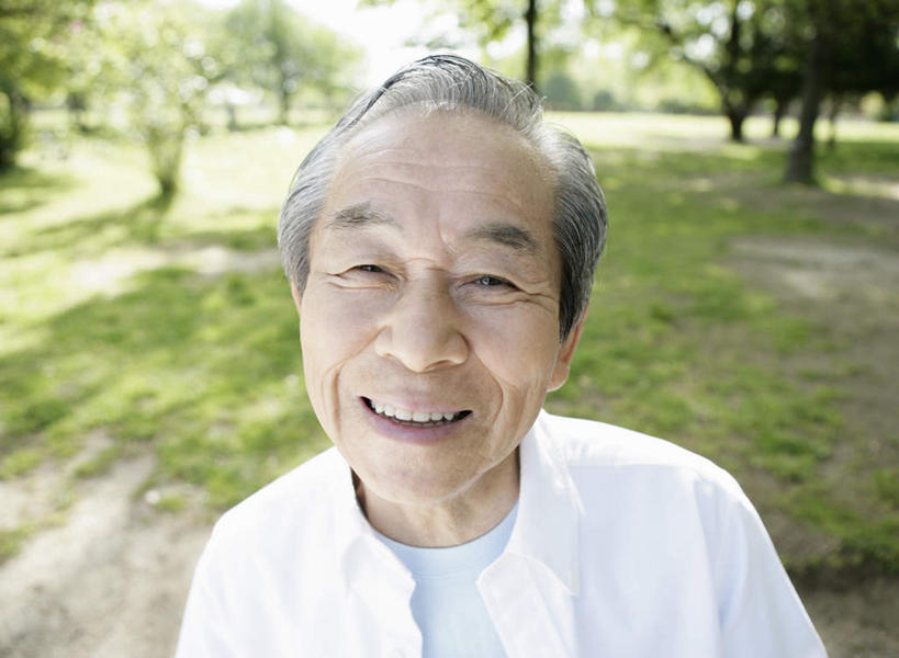 东方人,一个人,站,笑,微笑,露齿笑,横图,室外,白天,正面,草地,草坪,植物,亚洲,仅一个男性,仅一个人,阴影,服装,朦胧,模糊,光线,影子,注视,休闲装,黄种人,草,树,树木,衣服,绿色,白色,阳光,自然,观察,看,站着,仅一个老年男性,休闲,休闲服,服饰,生长,成长,观看,察看,关注,老年男性,男人,男性,亚洲人,站立,半身,彩图