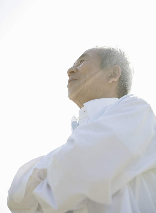 东方人,一个人,站,双手交叉,竖图,室外,白天,仰视,亚洲,仅一个男性,仅一个人,阴影,服装,光线,影子,注视,休闲装,黄种人,衣服,白色,阳光,观察,看,站着,仅一个老年男性,休闲,休闲服,服饰,观看,察看,双手抱胸,关注,老年男性,男人,男性,亚洲人,站立,半身,彩图,低角度拍摄