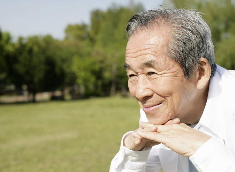 东方人,一个人,笑,微笑,横图,室外,白天,正面,草地,草坪,植物,亚洲,仅一个男性,仅一个人,撑,阴影,服装,朦胧,模糊,光线,影子,托腮,注视,休闲装,黄种人,草,树,树木,衣服,蓝色,绿色,白色,蓝天,天空,阳光,自然,天,观察,看,托,仅一个老年男性,休闲,休闲服,服饰,生长,晴朗,成长,观看,察看,关注,托下巴,万里无云,老年男性,男人,男性,亚洲人,晴空,晴空万里,半身,彩图