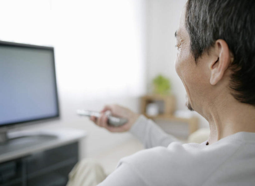 东方人,一个人,坐,横图,室内,白天,植物,电视,亚洲,仅一个男性,仅一个人,仅一个中年男性,握,服装,朦胧,模糊,盆栽,盆景,拿,拿着,休闲装,黄种人,背面,衣服,绿色,自然,遥控器,休闲,休闲服,握着,服饰,生长,成长,彩电,彩色电视机,显像管屏,显像管屏幕,男人,男性,中年男性,亚洲人,电视机,坐着,半身,彩图