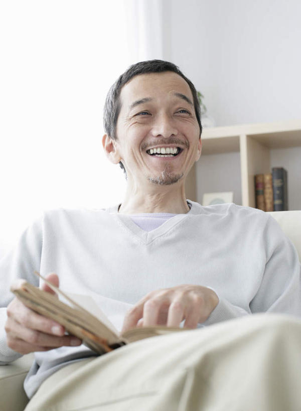 东方人,一个人,坐,笑,微笑,露齿笑,竖图,室内,白天,正面,柜子,书籍,亚洲,仅一个男性,仅一个人,仅一个中年男性,握,服装,储物柜,拿,拿着,注视,休闲装,黄种人,衣服,观察,看,休闲,休闲服,握着,服饰,观看,察看,储存,关注,储备,蕴藏,贮备,男人,男性,中年男性,亚洲人,书,图书,坐着,半身,彩图,贮存