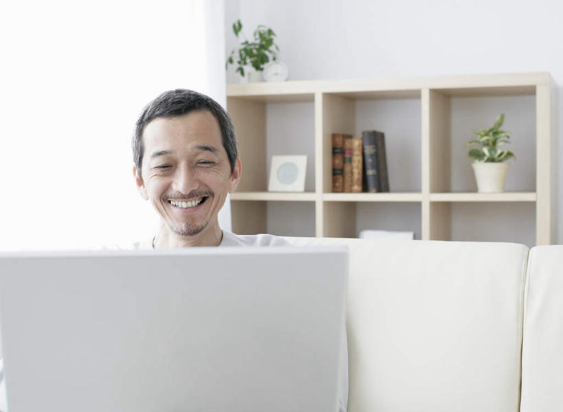 东方人,一个人,客厅,坐,笑,微笑,露齿笑,横图,室内,白天,正面,电脑,笔记本电脑,植物,柜子,沙发,亚洲,仅一个男性,仅一个人,仅一个中年男性,服装,网络,盆栽,盆景,储物柜,注视,休闲装,黄种人,通讯设备,衣服,绿色,自然,观察,看,休闲,休闲服,服饰,生长,成长,观看,一台,察看,无线,起居室,储存,关注,通信设备,无线网络,布艺沙发,无线上网,便携式电脑,客堂,储备,蕴藏,贮备,手提电脑,男人,男性,中年男性,亚洲人,坐着,半身,彩图,贮存