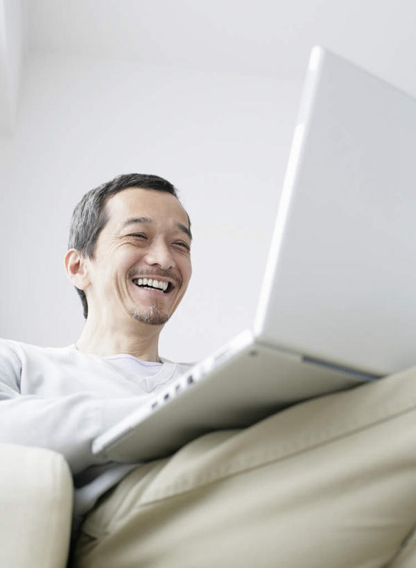 东方人,一个人,客厅,坐,笑,微笑,露齿笑,竖图,室内,白天,仰视,电脑,笔记本电脑,沙发,亚洲,仅一个男性,仅一个人,仅一个中年男性,敲打,服装,网络,墙,注视,休闲装,黄种人,输入,通讯设备,墙壁,墙面,衣服,打字,观察,看,休闲,休闲服,服饰,观看,点击,一台,敲击,察看,无线,起居室,关注,通信设备,无线网络,布艺沙发,无线上网,便携式电脑,客堂,按键,手提电脑,男人,男性,中年男性,亚洲人,坐着,半身,彩图,低角度拍摄