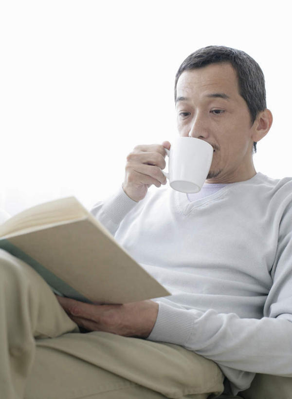 东方人,一个人,客厅,坐,竖图,室内,白天,正面,沙发,杯子,书籍,亚洲,仅一个男性,仅一个人,仅一个中年男性,握,服装,瓷器,咖啡杯,陶瓷制品,拿,拿着,注视,休闲装,黄种人,衣服,观察,看,休闲,休闲服,握着,服饰,观看,察看,起居室,关注,瓷杯,布艺沙发,客堂,男人,男性,中年男性,亚洲人,书,图书,坐着,半身,彩图