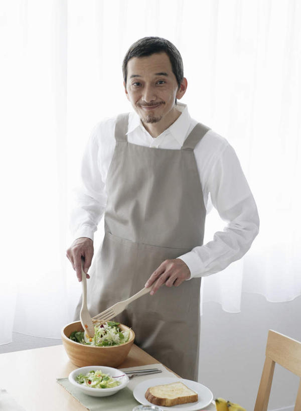 东方人,一个人,站,笑,微笑,竖图,室内,白天,正面,餐桌,窗帘,桌子,蔬菜,椅子,亚洲,仅一个男性,仅一个人,仅一个中年男性,一堆,握,堆叠,堆积,服装,新鲜,装饰,围裙,陶瓷,木椅,生食,蔬菜沙拉,沙拉,食品,陶瓷制品,拿,拿着,注视,黄种人,色拉,沙律,食物,衣服,帘子,容器,碗,观察,看,站着,遮阳,握着,服饰,有机食品,绿色食品,餐台,观看,色拉酱,储藏,堆,华丽,修饰,点缀,察看,衣着,储存,穿着,关注,千岛酱,衬托,美观,雅致,雅观,衣饰,男人,男性,中年男性,亚洲人,站立,半身,彩图,贮存