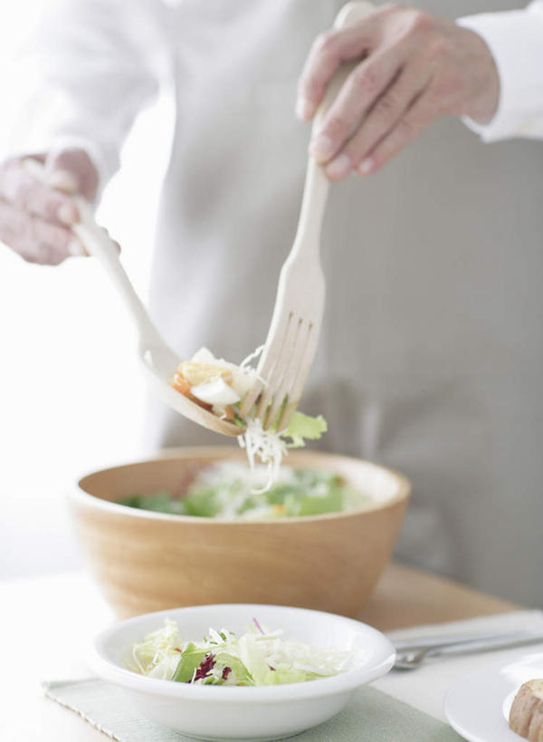 东方人,手,一个人,站,竖图,室内,特写,白天,正面,餐桌,桌子,蔬菜,椅子,亚洲,双手,仅一个男性,仅一个人,仅一个中年男性,一堆,握,堆叠,堆积,服装,新鲜,围裙,陶瓷,木椅,生食,蔬菜沙拉,沙拉,食品,陶瓷制品,拿,拿着,黄种人,色拉,沙律,食物,衣服,容器,碗,站着,手部,握着,服饰,有机食品,绿色食品,餐台,色拉酱,储藏,堆,衣着,储存,穿着,千岛酱,衣饰,男人,男性,中年男性,亚洲人,站立,半身,彩图,贮存