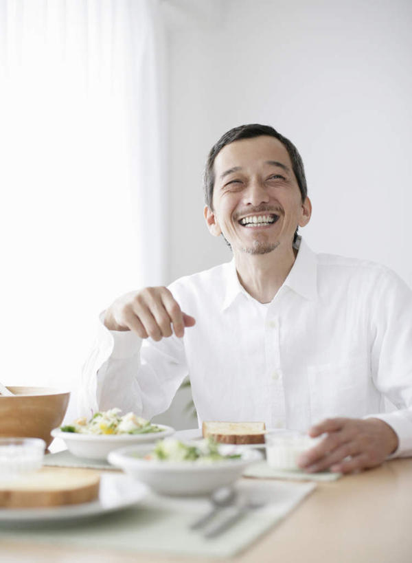 面食,面条,意大利面,东方人,一个人,坐,笑,微笑,露齿笑,竖图,室内,白天,正面,西餐,餐桌,窗帘,桌子,蔬菜,餐具,亚洲,仅一个男性,仅一个人,仅一个中年男性,一堆,握,堆叠,堆积,服装,新鲜,装饰,碟子,盘,陶瓷,墙,面,生食,蔬菜沙拉,沙拉,料理,食品,陶瓷制品,拿,拿着,注视,黄种人,色拉,沙律,墙壁,墙面,食物,衣服,帘子,盘子,容器,碟,碗,观察,看,遮阳,西式,握着,服饰,有机食品,绿色食品,餐台,观看,色拉酱,储藏,堆,华丽,修饰,点缀,察看,衣着,储存,穿着,关注,千岛酱,衬托,美观,雅致,雅观,衣饰,男人,男性,中年男性,亚洲人,坐着,半身,彩图,贮存