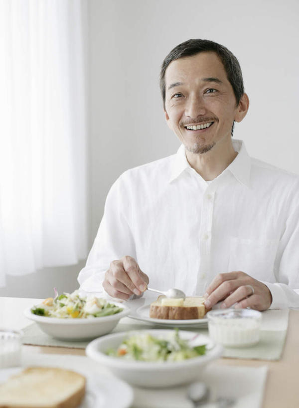 面食,面条,意大利面,东方人,一个人,坐,笑,微笑,露齿笑,竖图,室内,白天,正面,西餐,餐桌,窗帘,桌子,蔬菜,餐具,亚洲,仅一个男性,仅一个人,仅一个中年男性,一堆,握,堆叠,堆积,服装,新鲜,装饰,碟子,盘,陶瓷,墙,面,生食,蔬菜沙拉,沙拉,料理,食品,陶瓷制品,拿,拿着,注视,黄种人,色拉,沙律,墙壁,墙面,食物,衣服,帘子,盘子,容器,碟,碗,观察,看,遮阳,西式,握着,服饰,有机食品,绿色食品,餐台,观看,色拉酱,储藏,堆,华丽,修饰,点缀,察看,衣着,储存,穿着,关注,千岛酱,衬托,美观,雅致,雅观,衣饰,男人,男性,中年男性,亚洲人,坐着,半身,彩图,贮存