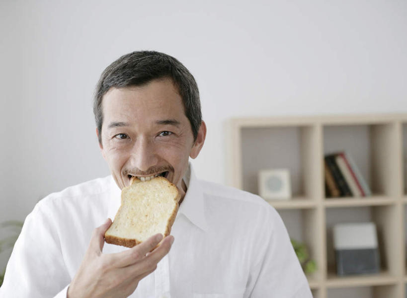 点心,面包,东方人,一个人,笑,吃,微笑,横图,室内,白天,正面,柜子,亚洲,仅一个男性,仅一个人,仅一个中年男性,握,服装,墙,食品,面点,储物柜,拿,拿着,注视,休闲装,黄种人,墙壁,墙面,食物,糕点,衣服,白色,观察,看,休闲,休闲服,握着,服饰,观看,察看,储存,关注,储备,蕴藏,贮备,男人,男性,中年男性,亚洲人,嚼,食,半身,彩图,贮存