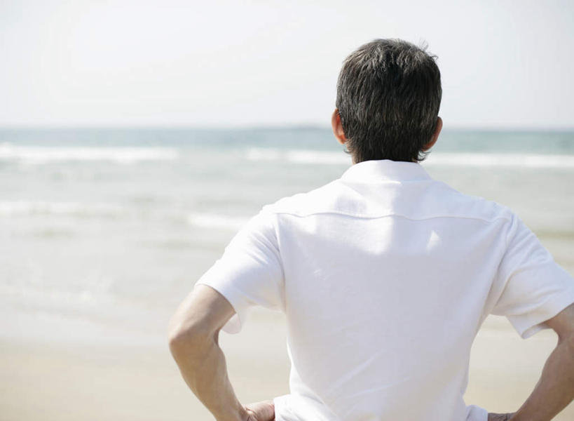 东方人,一个人,站,横图,室外,白天,海浪,海洋,沙滩,亚洲,仅一个男性,仅一个人,仅一个中年男性,服装,朦胧,模糊,沙子,海岸,浪花,水平线,辽阔,海平线,沙地,休闲装,黄种人,手叉腰,背面,衣服,白色,海水,叉腰,站着,休闲,广阔,休闲服,服饰,一望无际,双手叉腰,海景,无边无际,一马平川,男人,男性,中年男性,亚洲人,大海,风浪,海,海水的波动,海滩,近岸浪,涌浪,站立,半身,彩图,水天相接,水天一线