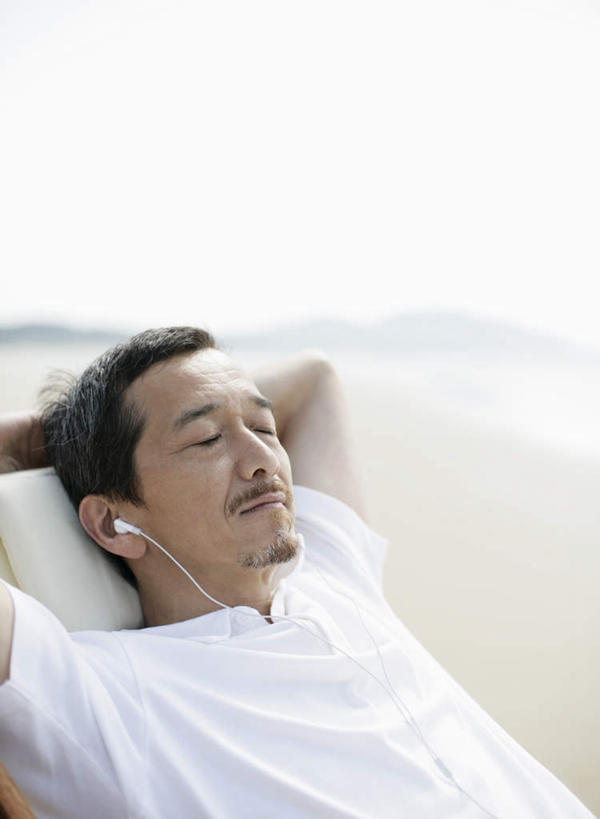 东方人,一个人,躺,闭眼,竖图,室外,白天,正面,快乐,满意,幸福,海浪,海洋,沙滩,椅子,亚洲,仅一个男性,仅一个人,仅一个中年男性,一把,服装,朦胧,模糊,沙子,躺椅,海岸,浪花,音响,沙地,音乐,休闲装,黄种人,娱乐,衣服,白色,海水,耳机,享受,休闲,休闲服,放松,服饰,沙滩椅,舒适,享乐,海景,卧着,男人,男性,中年男性,亚洲人,大海,风浪,海,海水的波动,海滩,近岸浪,涌浪,闭眼睛,闭着眼,闭着眼睛,躺着,卧,半身,彩图