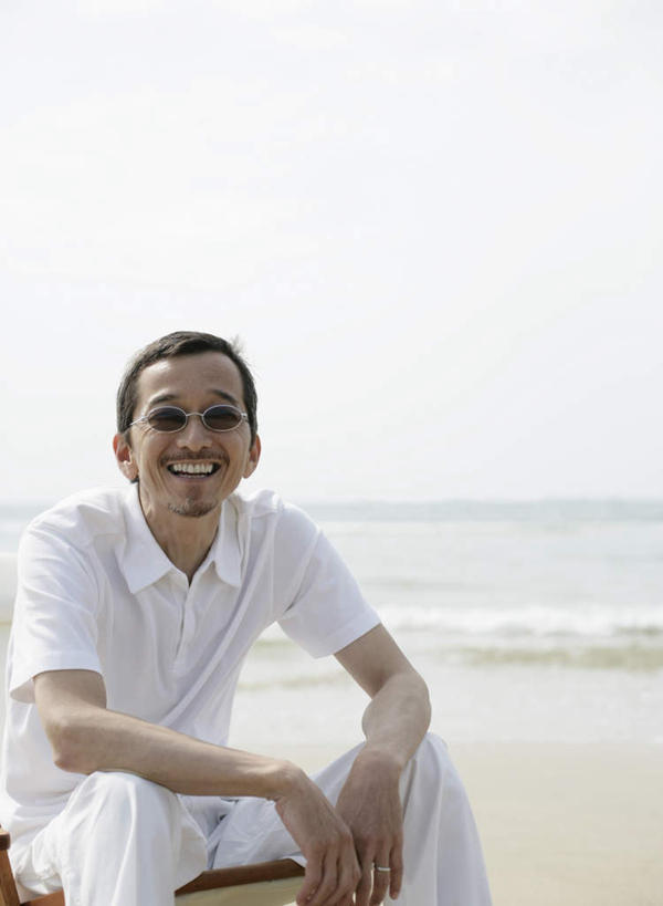 东方人,一个人,坐,笑,微笑,露齿笑,竖图,室外,白天,正面,海浪,海洋,沙滩,亚洲,仅一个男性,仅一个人,仅一个中年男性,一副,服装,墨镜,沙子,眼镜,海岸,浪花,沙地,注视,休闲装,黄种人,衣服,白色,海水,太阳镜,太阳眼镜,观察,看,休闲,休闲服,遮阳镜,服饰,观看,察看,关注,海景,男人,男性,中年男性,亚洲人,大海,风浪,海,海水的波动,海滩,近岸浪,涌浪,坐着,半身,彩图