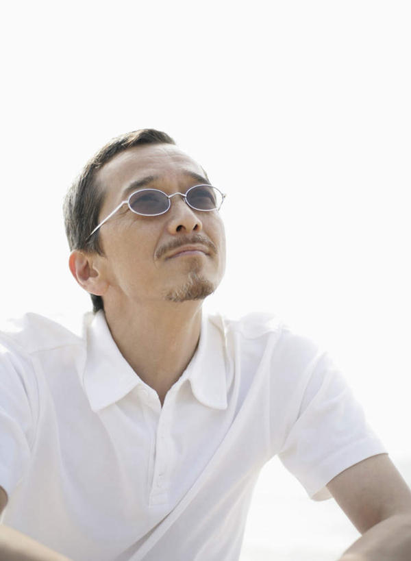 东方人,一个人,坐,笑,微笑,竖图,室外,白天,仰视,亚洲,仅一个男性,仅一个人,仅一个中年男性,一副,服装,墨镜,眼镜,注视,休闲装,黄种人,衣服,白色,太阳镜,太阳眼镜,观察,看,休闲,休闲服,遮阳镜,服饰,观看,察看,关注,男人,男性,中年男性,亚洲人,抬头,仰头,坐着,半身,彩图,低角度拍摄