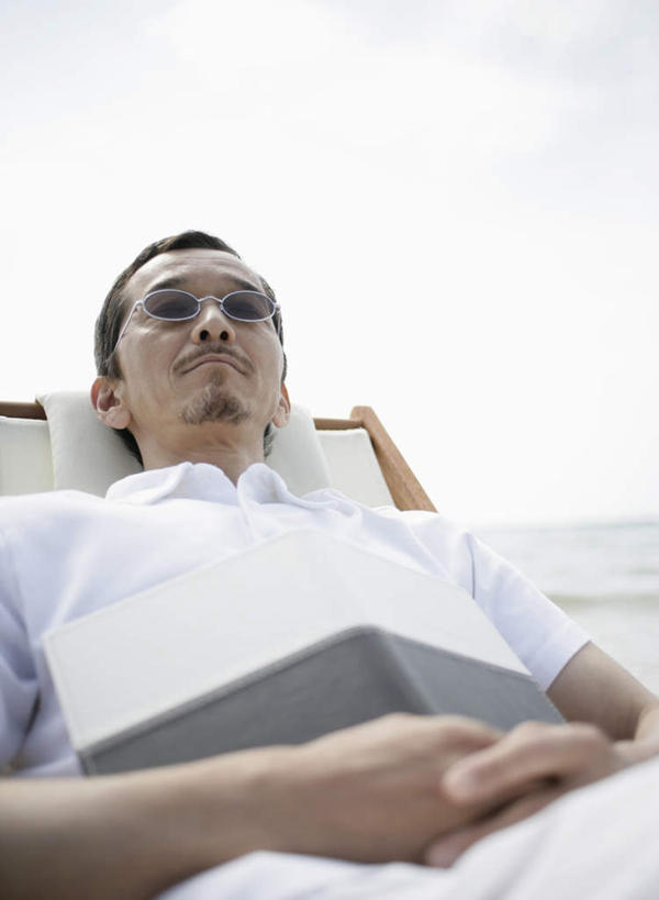 东方人,一个人,躺,闭眼,睡,竖图,室外,白天,正面,海浪,海洋,书籍,椅子,亚洲,仅一个男性,仅一个人,仅一个中年男性,一把,一本,一副,握,服装,墨镜,眼镜,躺椅,浪花,拿,拿着,休闲装,黄种人,衣服,白色,海水,太阳镜,太阳眼镜,休闲,休闲服,遮阳镜,握着,服饰,沙滩椅,海景,卧着,男人,男性,中年男性,亚洲人,书,图书,大海,风浪,海,海水的波动,近岸浪,涌浪,闭眼睛,闭着眼,闭着眼睛,困,困觉,寝息,睡觉,躺着,卧,半身,彩图