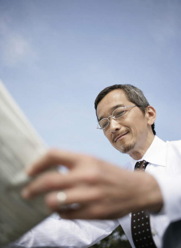 东方人,一个人,商务人士,商务男性,坐,竖图,室外,特写,白天,仰视,衬衫,阅读,报纸,亚洲,仅一个男性,仅一个人,仅一个中年男性,握,学习,阴影,套装,朦胧,模糊,光线,眼镜,影子,云,云朵,领带,拿,云彩,拿着,注视,黄种人,蓝色,白云,蓝天,天空,阳光,天,观察,看,浏览,握着,晴朗,观看,察看,象征,庄重,关注,商务装,身份,近视眼镜,工薪阶层,正式,地位,男人,男性,中年男性,亚洲人,白领,上班族,晴空,坐着,半身,彩图,低角度拍摄,衬衣