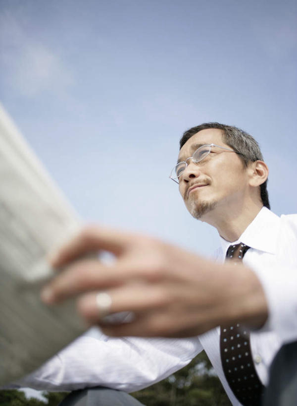 东方人,一个人,商务人士,商务男性,坐,竖图,室外,特写,白天,仰视,衬衫,阅读,报纸,亚洲,仅一个男性,仅一个人,仅一个中年男性,握,学习,阴影,套装,朦胧,模糊,光线,眼镜,影子,云,云朵,领带,拿,云彩,拿着,注视,黄种人,蓝色,白云,蓝天,天空,阳光,天,观察,看,浏览,握着,晴朗,观看,察看,象征,庄重,关注,商务装,身份,近视眼镜,工薪阶层,正式,地位,男人,男性,中年男性,亚洲人,白领,上班族,晴空,坐着,半身,彩图,低角度拍摄,衬衣