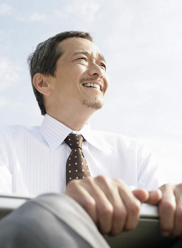 东方人,一个人,商务人士,商务男性,坐,笑,微笑,露齿笑,竖图,室外,白天,仰视,衬衫,亚洲,仅一个男性,仅一个人,仅一个中年男性,握,阴影,套装,光线,材料,档案,文件,影子,纸,云,云朵,领带,拿,云彩,拿着,注视,黄种人,蓝色,白云,蓝天,天空,阳光,手稿,资料,天,观察,看,握着,晴朗,观看,证明,察看,象征,庄重,关注,文档,商务装,身份,工薪阶层,正式,地位,男人,男性,中年男性,亚洲人,白领,上班族,晴空,坐着,半身,彩图,低角度拍摄,衬衣