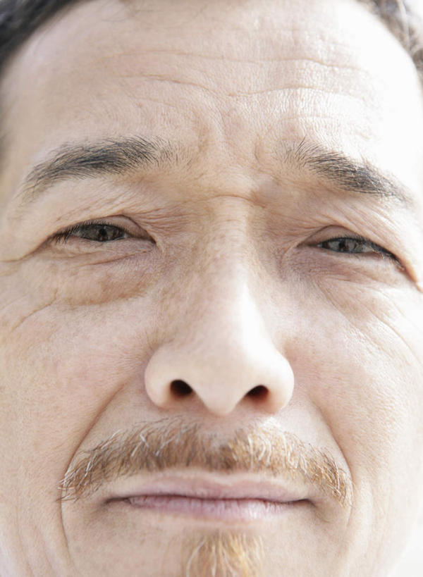 东方人,脸,头,脸颊,皱纹,胡须,一个人,竖图,室外,特写,白天,正面,亚洲,仅一个男性,仅一个人,仅一个中年男性,阴影,光线,影子,注视,黄种人,阳光,观察,看,观看,察看,关注,男人,男性,中年男性,亚洲人,头部,胡子,小胡子,脸部,脸蛋,面部,半身,彩图